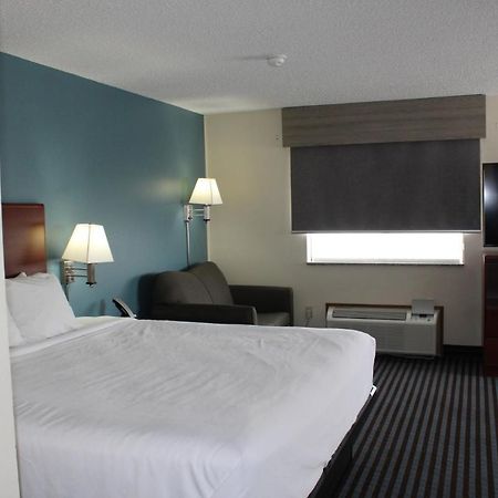 Reston Inn & Suites Spencer Buitenkant foto