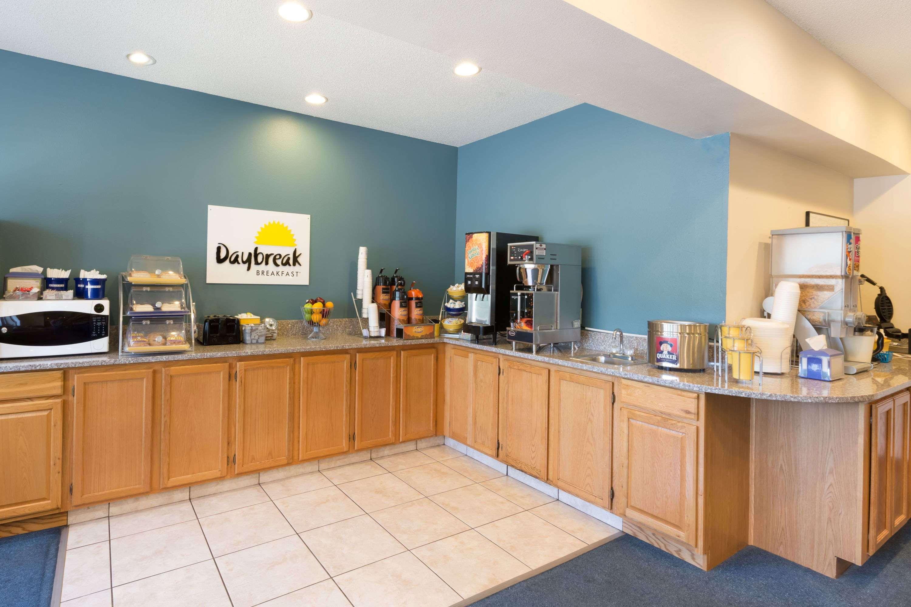 Reston Inn & Suites Spencer Buitenkant foto