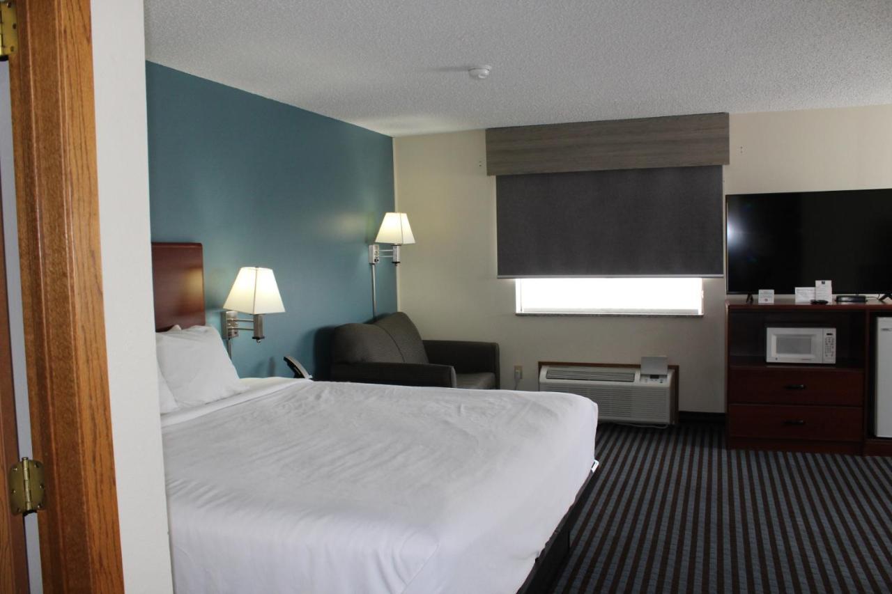 Reston Inn & Suites Spencer Buitenkant foto