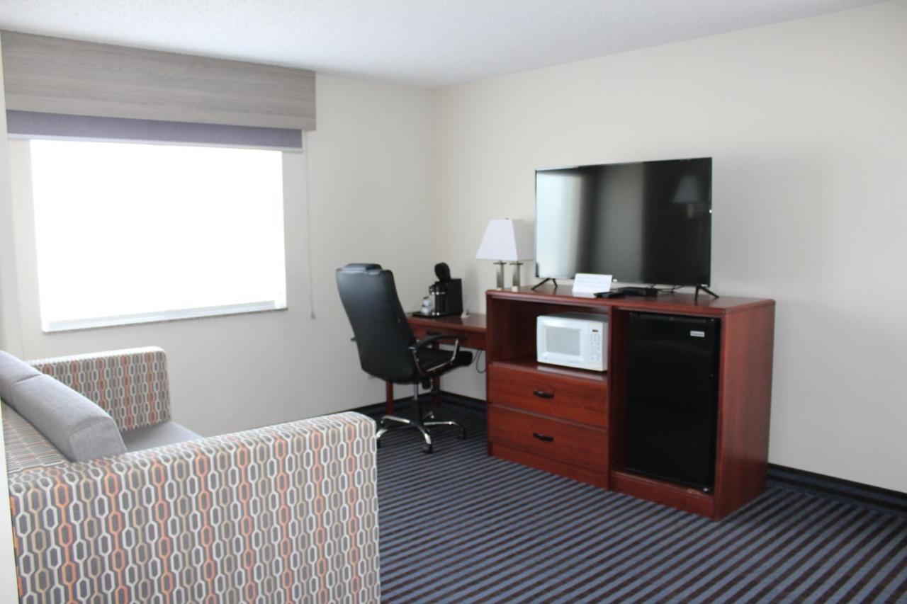 Reston Inn & Suites Spencer Buitenkant foto