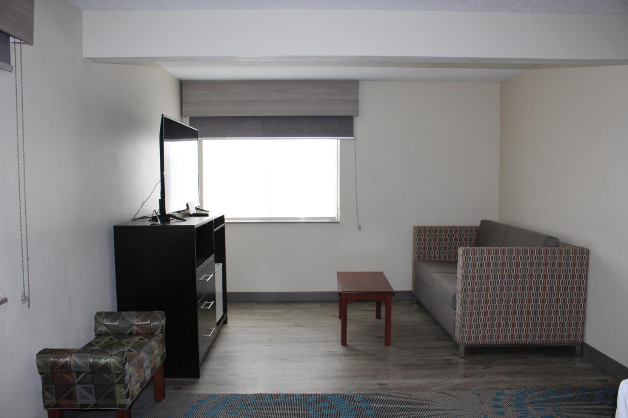 Reston Inn & Suites Spencer Buitenkant foto