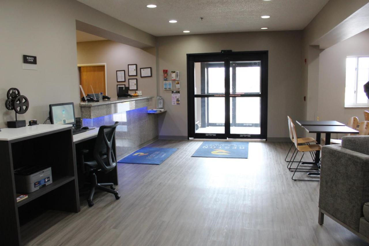 Reston Inn & Suites Spencer Buitenkant foto